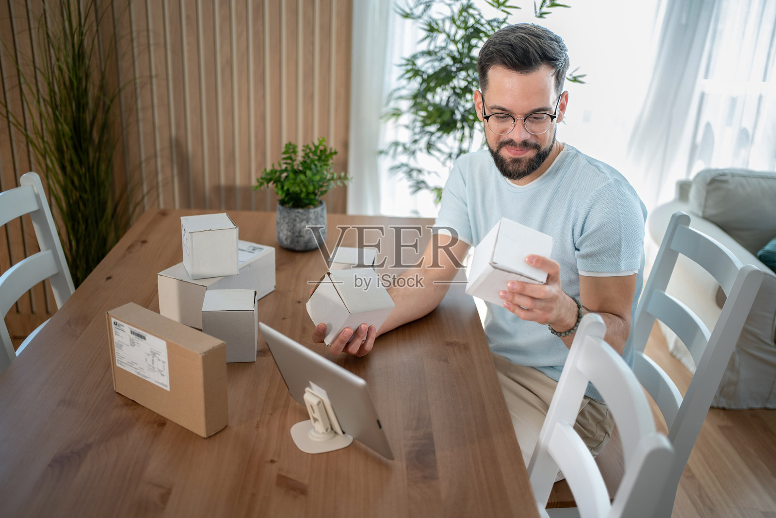 在家制作几何模型的男子照片摄影图片