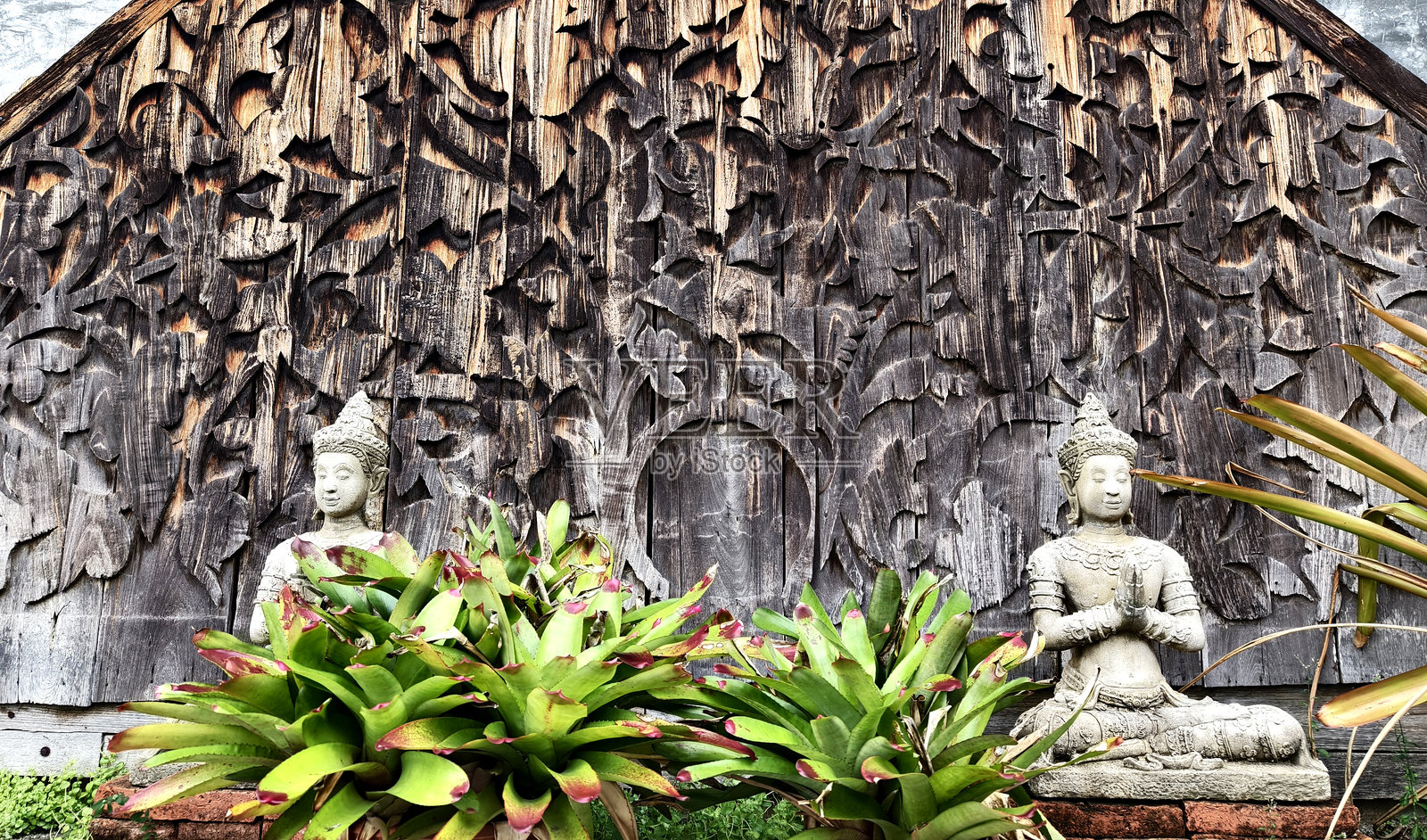 风化木材上的复杂图案突显了艺术工艺的精湛。照片摄影图片