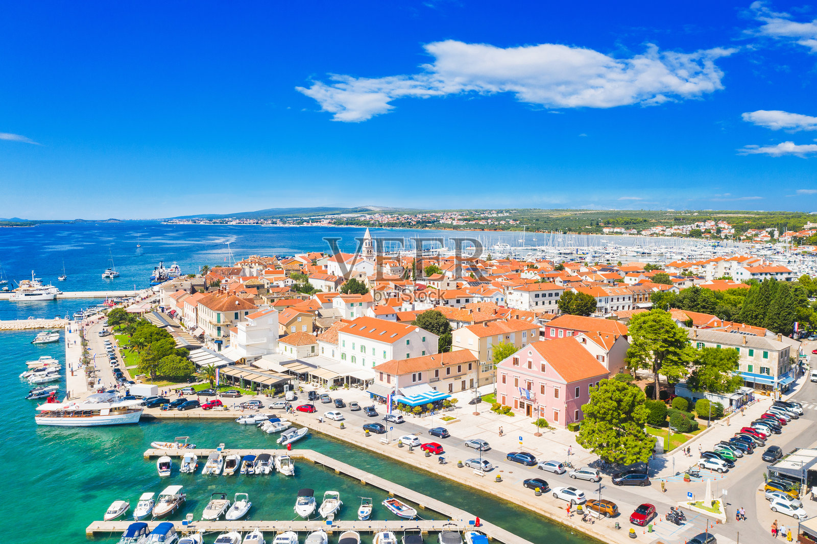 克罗地亚亚得里亚海沿岸历史名镇比奥格拉德纳莫鲁中心的鸟瞰图照片摄影图片