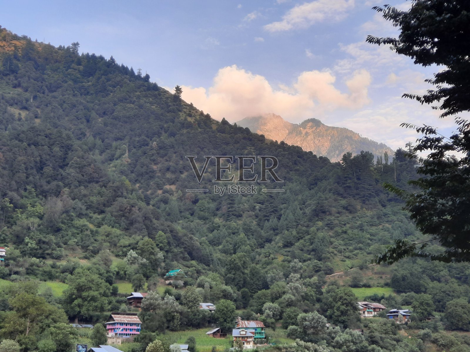 从巴基斯坦克拉恩地区可以看到分隔巴基斯坦和印度的美丽控制线景象。照片摄影图片