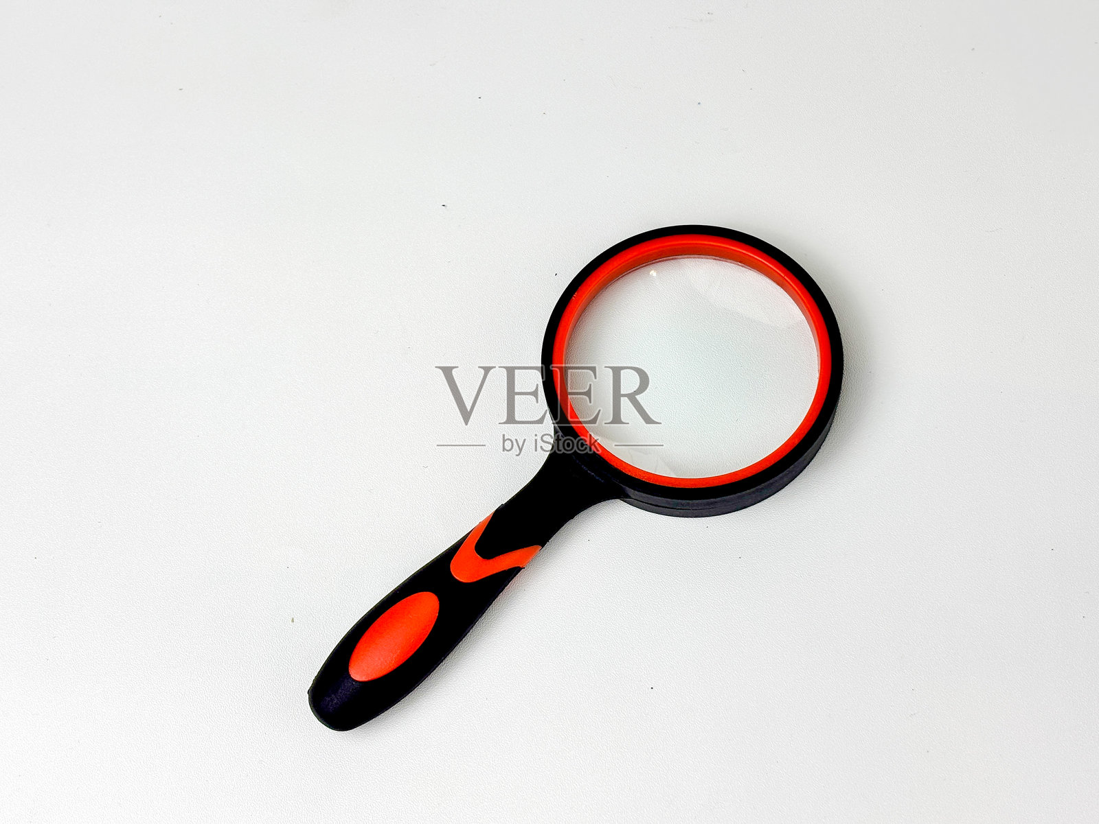 白色背景上的放大镜调查工具，用于详细分析、清晰聚焦、研究设备、精确检查、搜索视野、仪器学习、发现探索。照片摄影图片