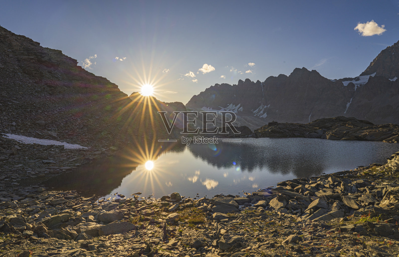 佛比奇湖和贝尔尼纳山脉在日出时的景色，意大利瓦尔马伦科照片摄影图片