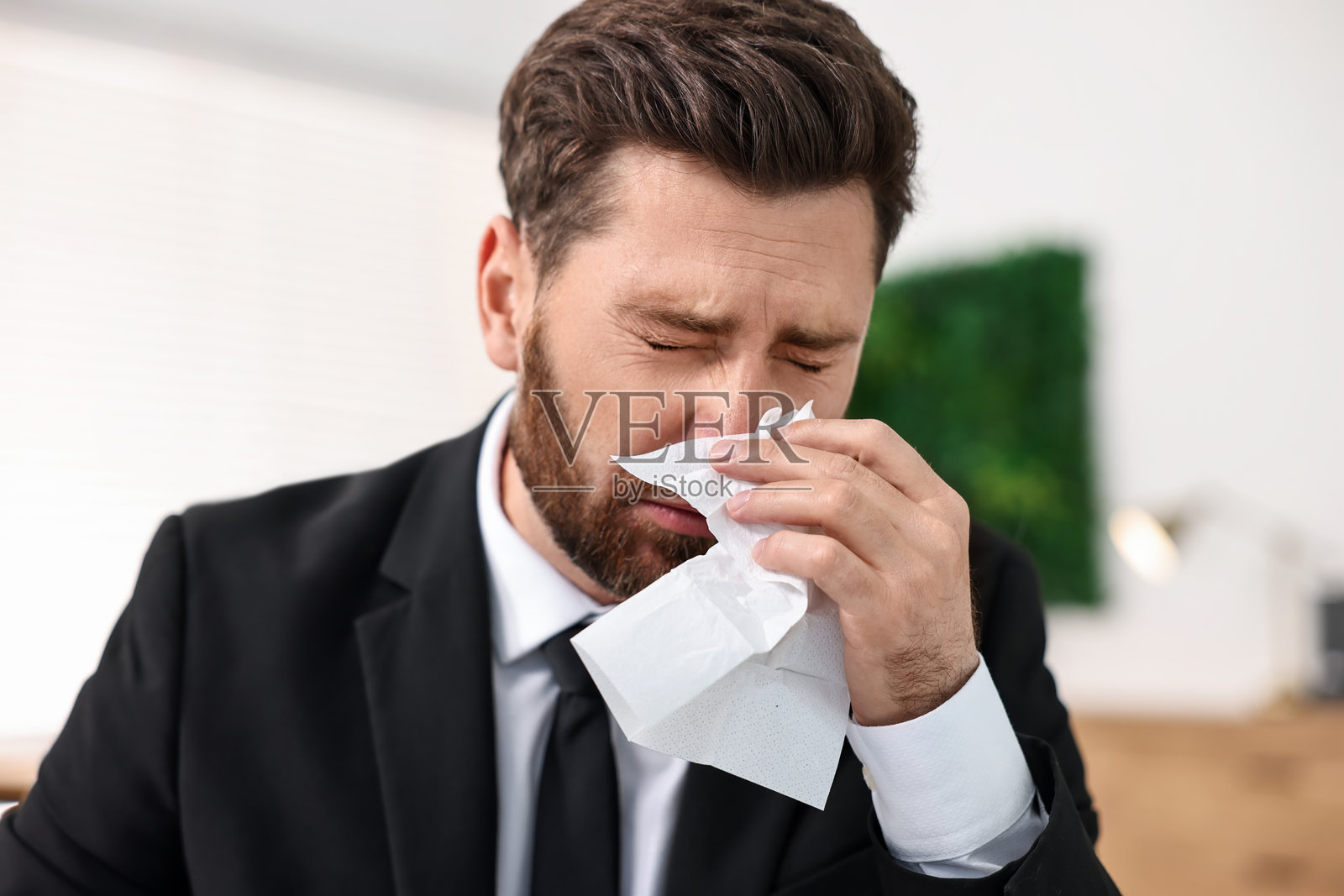 办公室里流鼻涕的生病男子照片摄影图片