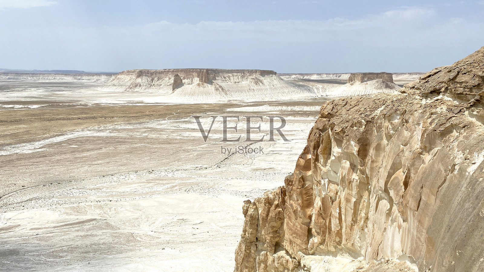 哈萨克斯坦令人惊叹的自然风光。古老的特提斯海底和博兹基拉地区的鸟瞰图。沙漠景观与岩石悬崖。照片摄影图片