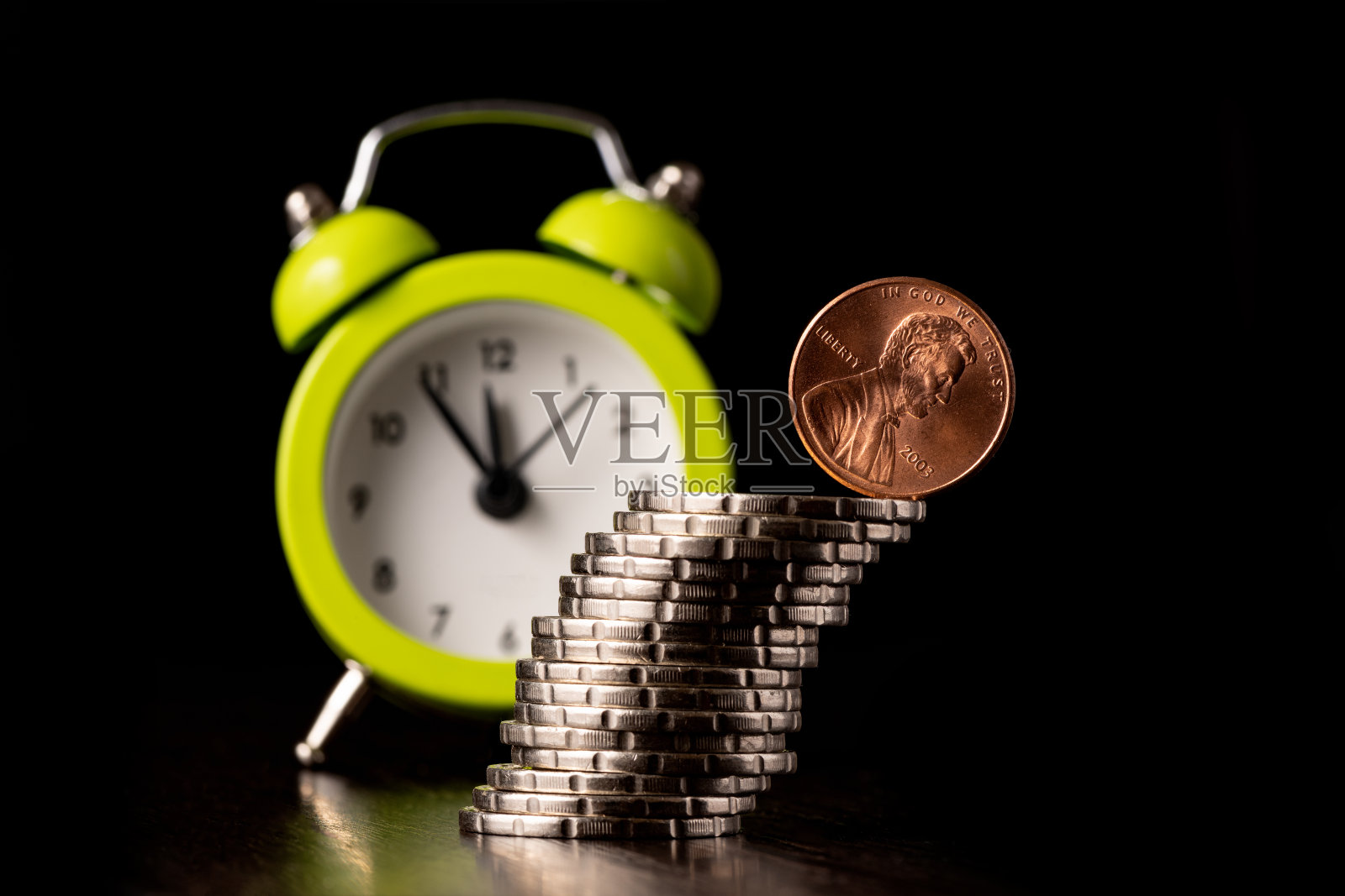 一枚美国1美分硬币放在倾斜的硬币堆边缘上照片摄影图片