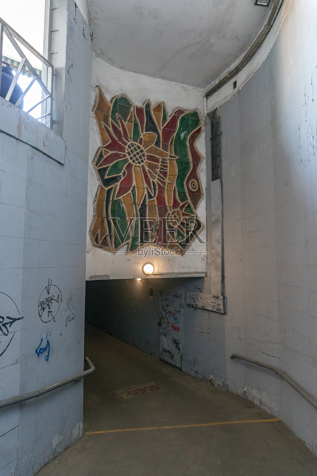 在乌克兰基辅的穆罗梅茨公园附近的地下人行通道坡道上安装的花卉陶瓷釉面壁画。特鲁哈尼夫岛，2024年5月25日。照片摄影图片