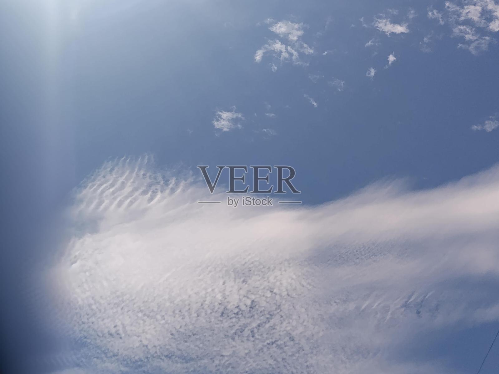 明亮蓝天中的蓬松云朵照片摄影图片