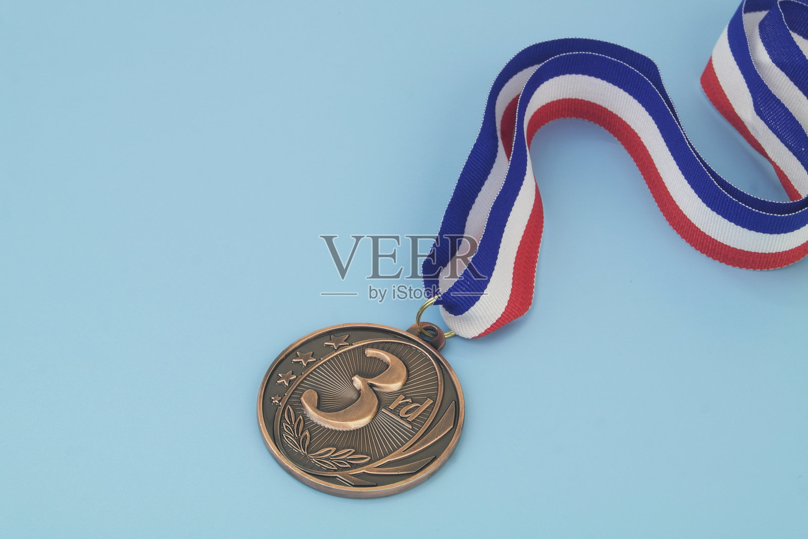 蓝色背景上的奖牌和丝带照片摄影图片