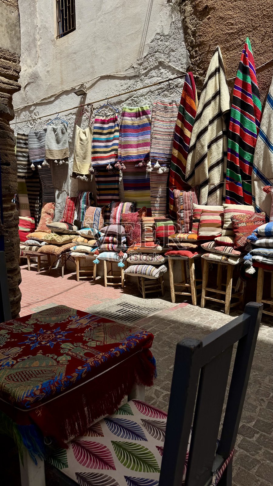 埃索乌拉市场展示的五彩缤纷的摩洛哥纺织品和靠垫照片摄影图片