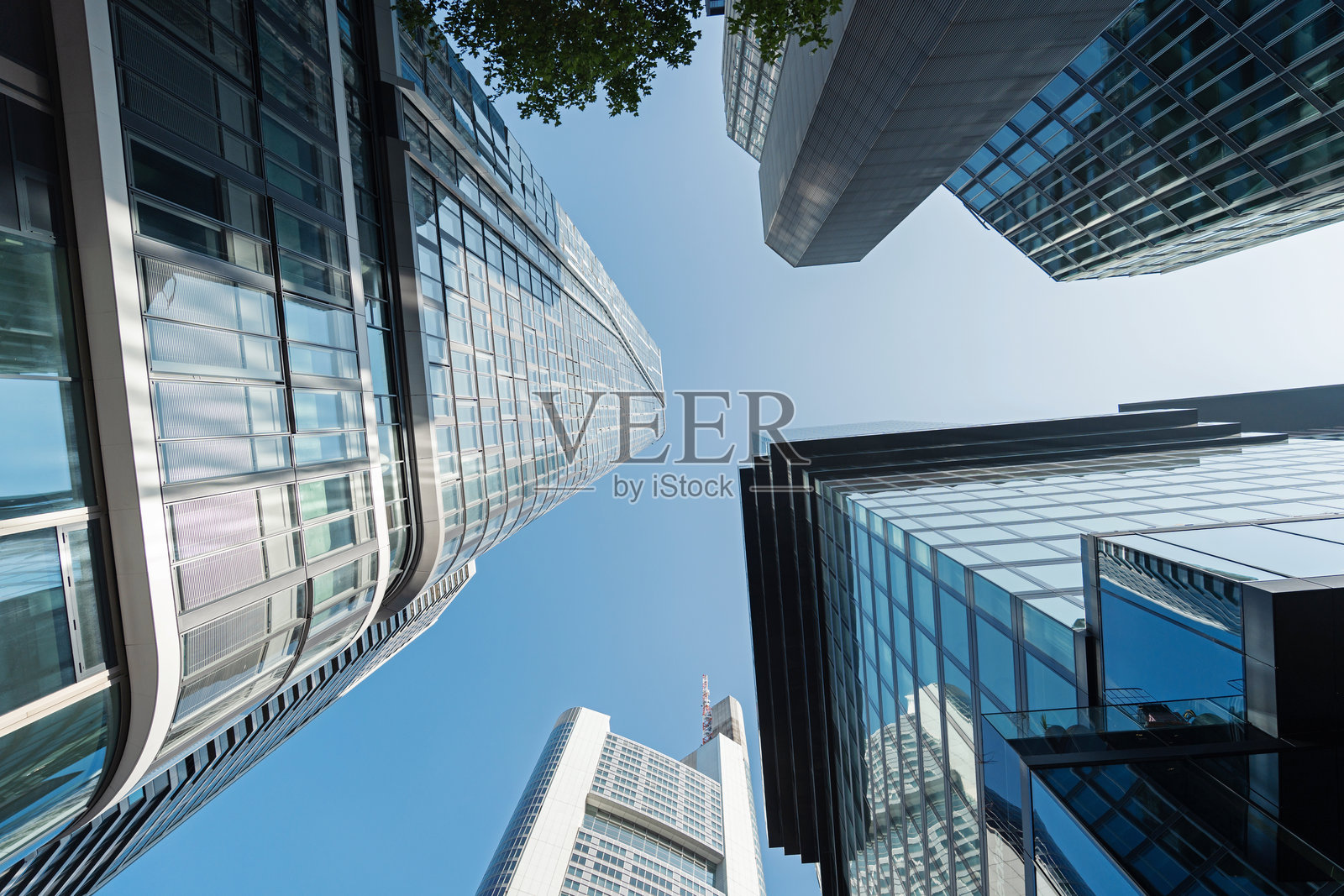 现代摩天大楼和高层建筑从低角度拍摄，背景是晴朗的蓝天照片摄影图片