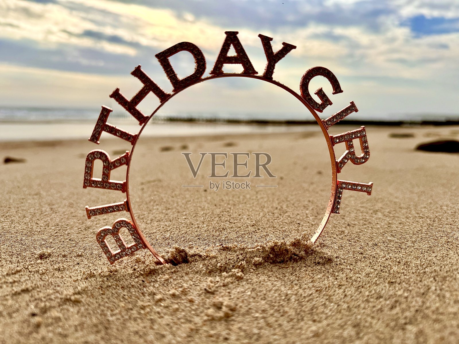 在诺森伯兰的布莱斯海滩上遗弃的生日女孩头带，适合用作生日卡设计。照片摄影图片