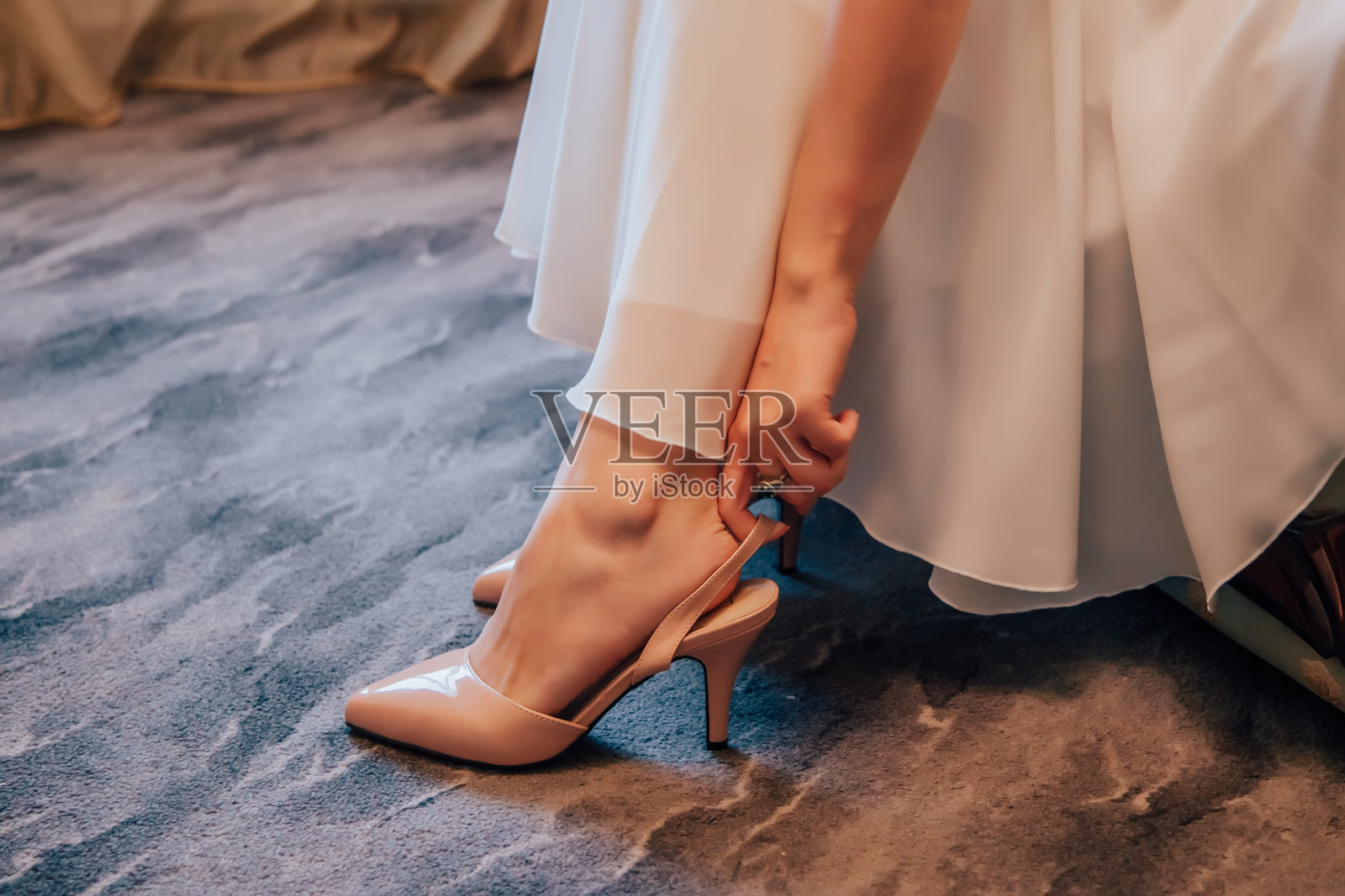女人正在给自己的腿穿鞋子照片摄影图片