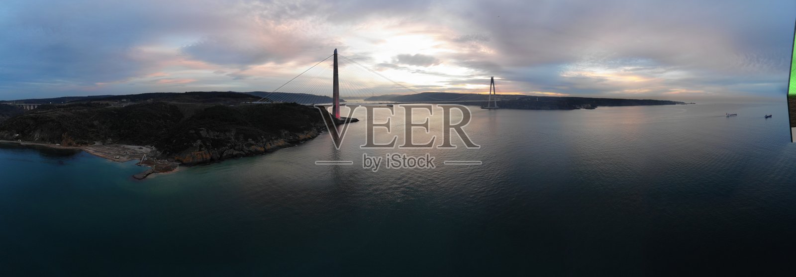 雅武兹·苏尔坦·塞利姆大桥或称第三博斯普鲁斯大桥，是一座建于伊斯坦布尔博斯普鲁斯海峡北侧，俯瞰黑海的桥梁。照片摄影图片