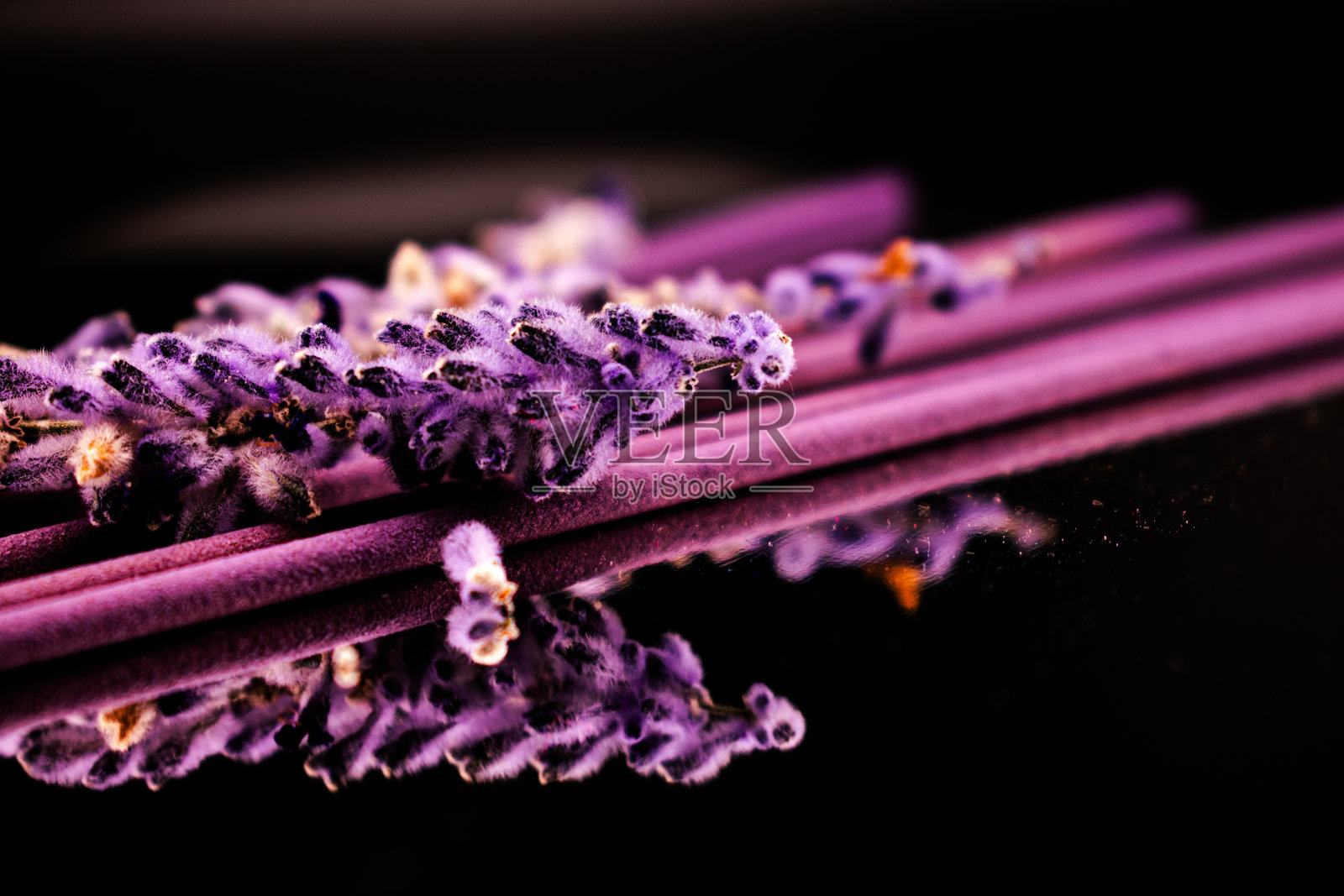 香薰和薰衣草，空间净化照片摄影图片