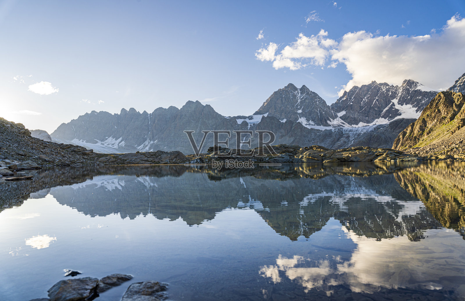 佛比奇湖和贝尔尼纳山脉在日出时的景色，意大利瓦尔马伦科照片摄影图片