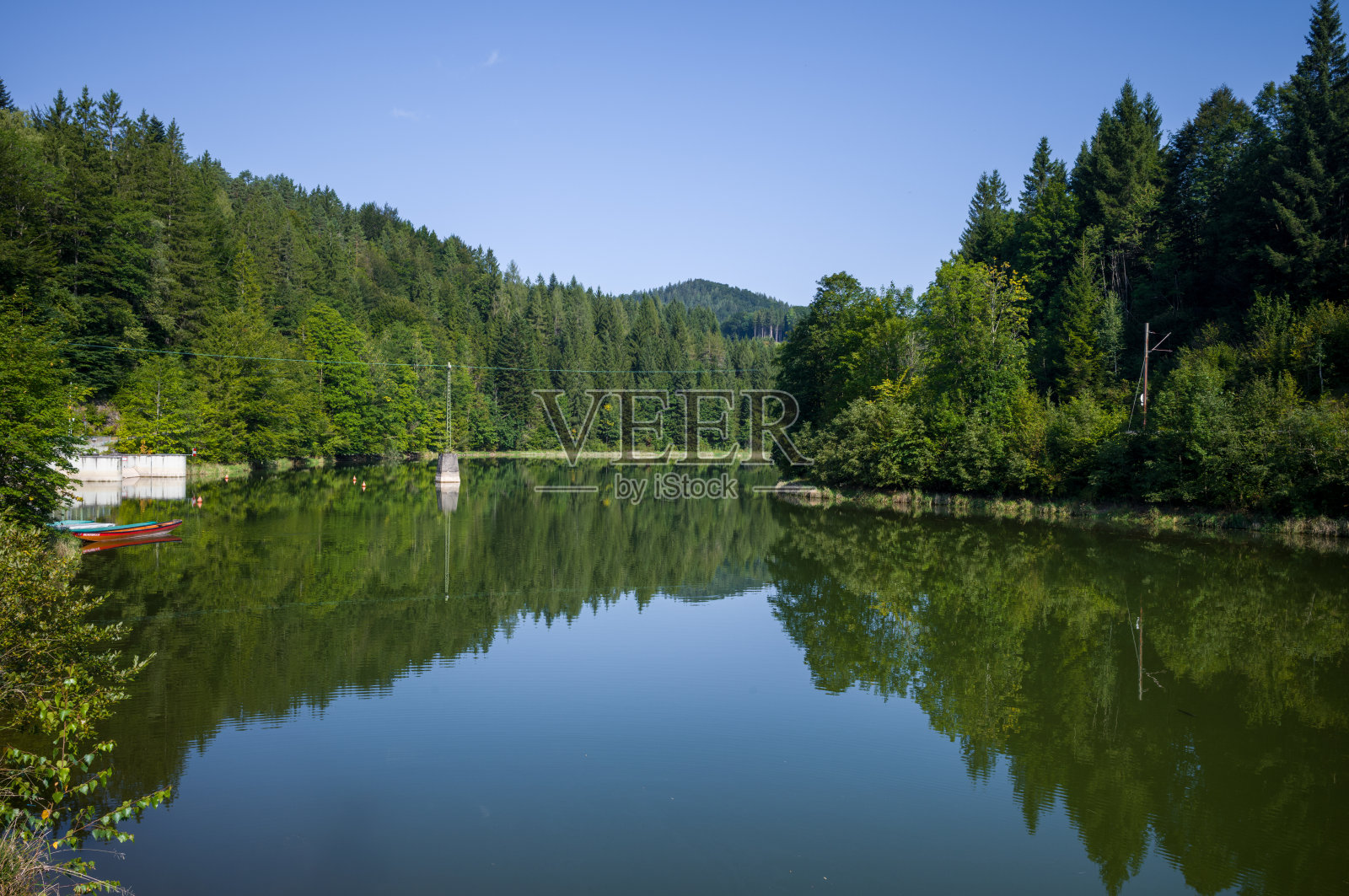 湖泊倒影，森林边缘照片摄影图片