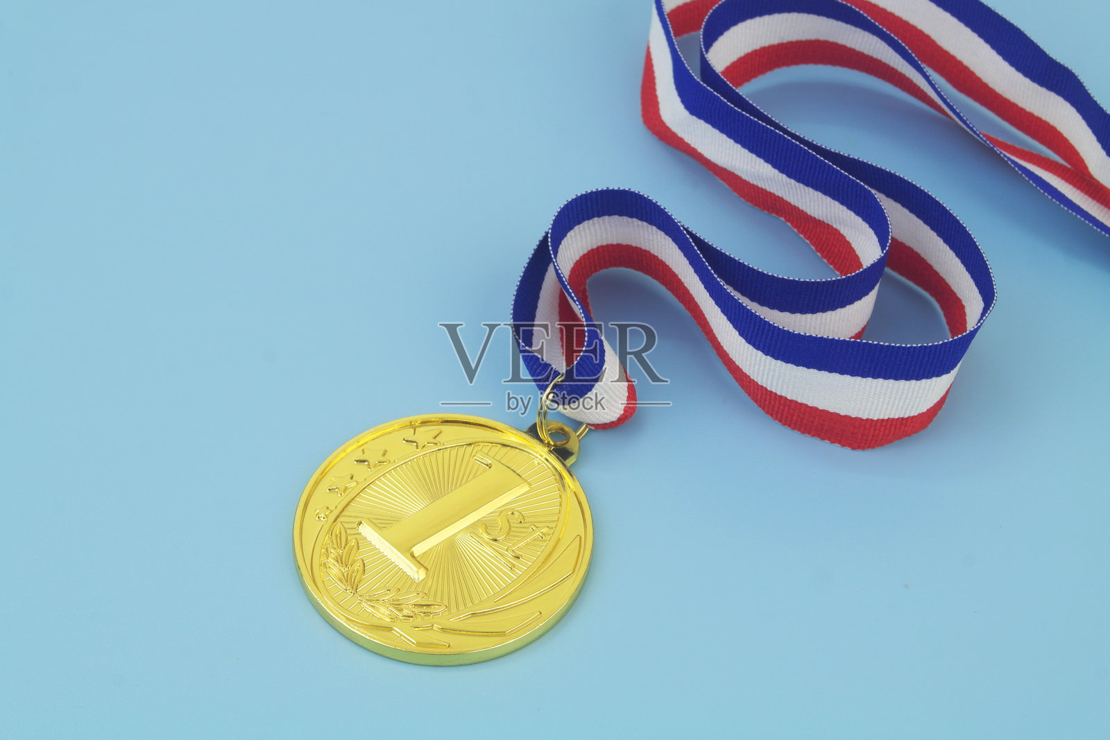 蓝色背景上的金牌和丝带照片摄影图片
