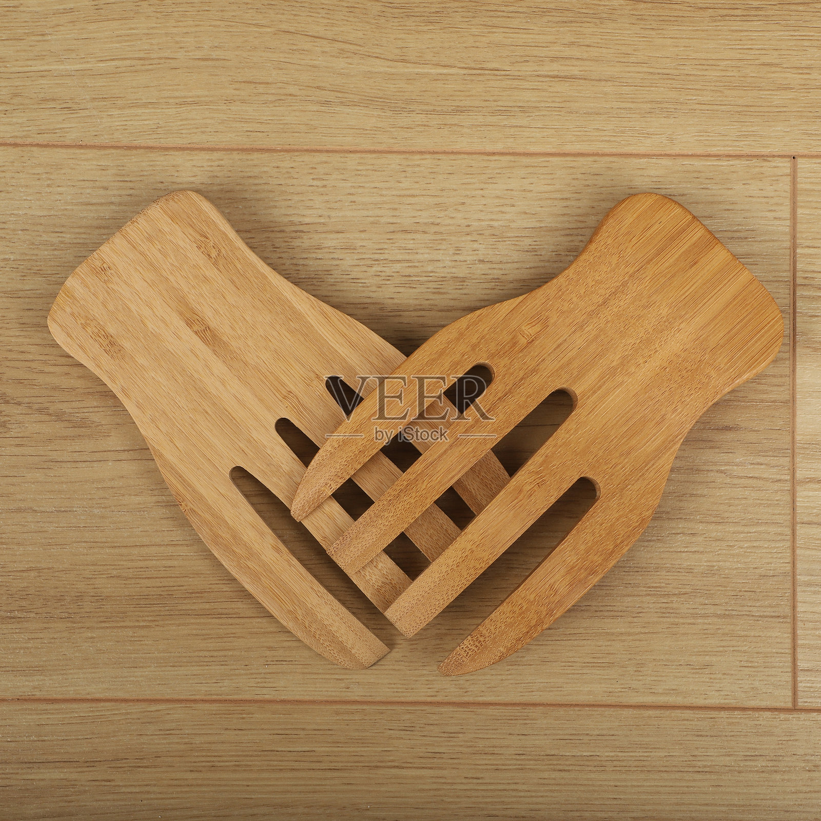 木质沙拉夹，竹制厨房用具，概念拍摄。电子商务照片。照片摄影图片