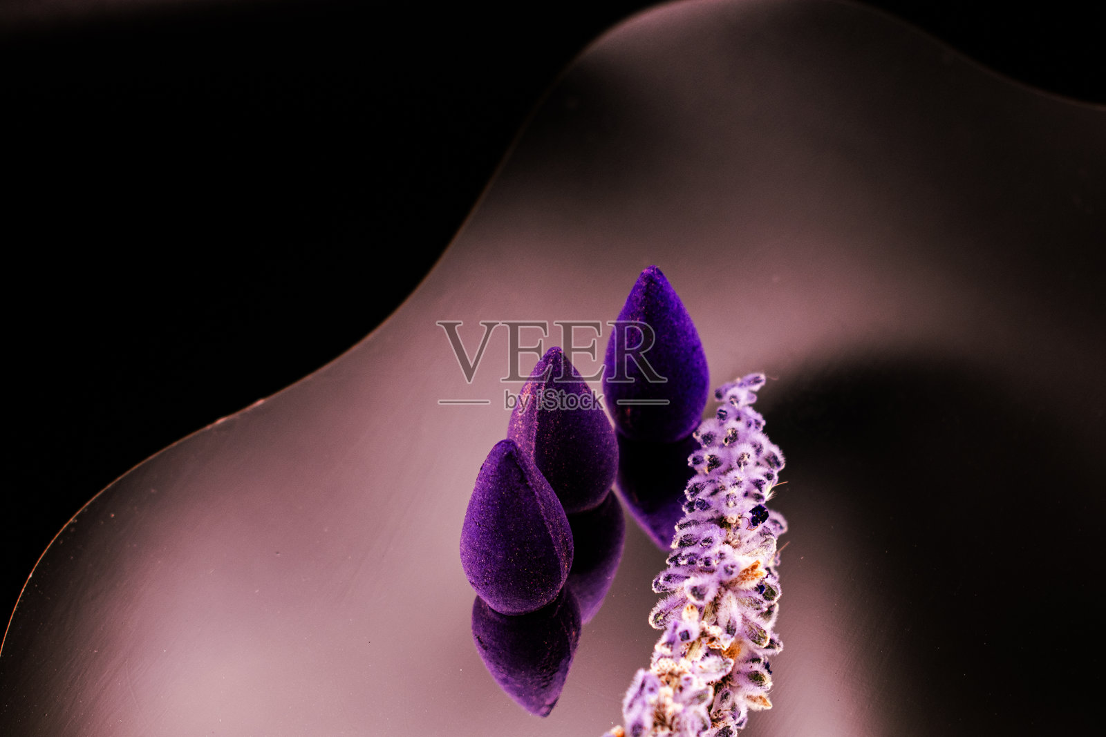 香薰和薰衣草，空间净化照片摄影图片