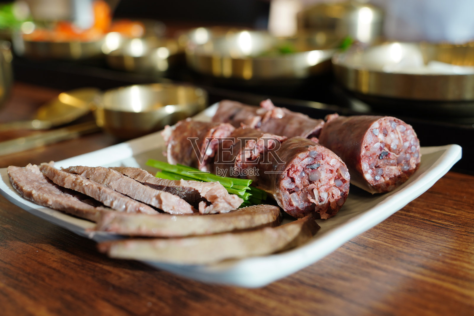 盘子上的韩式香肠（血肠）切片配青葱照片摄影图片