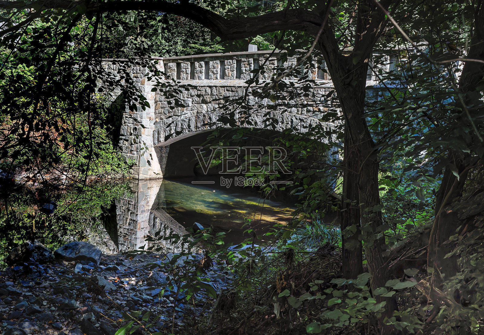 一座横跨小溪的石桥照片摄影图片