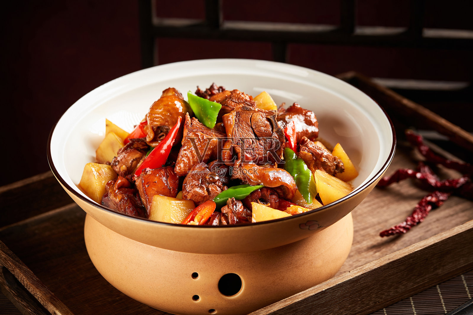 中式美食：陶瓷锅中盛放的烤鸡配土豆酱照片摄影图片