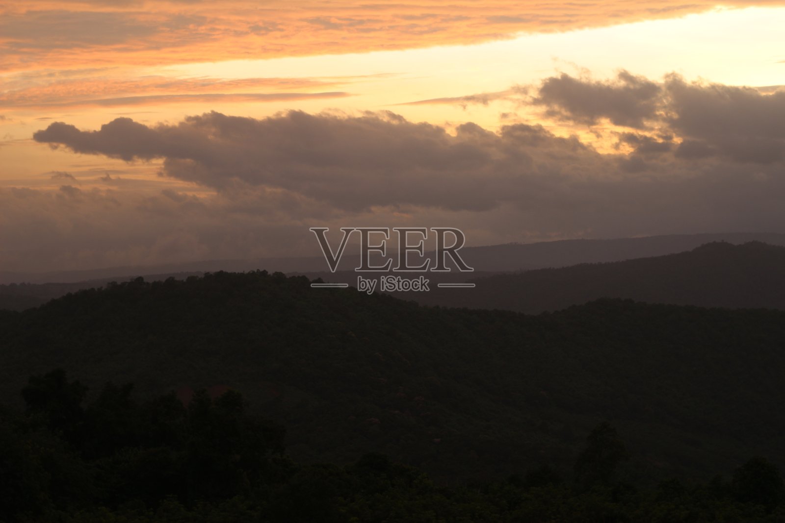 山脉和天空的景色非常美丽。照片摄影图片