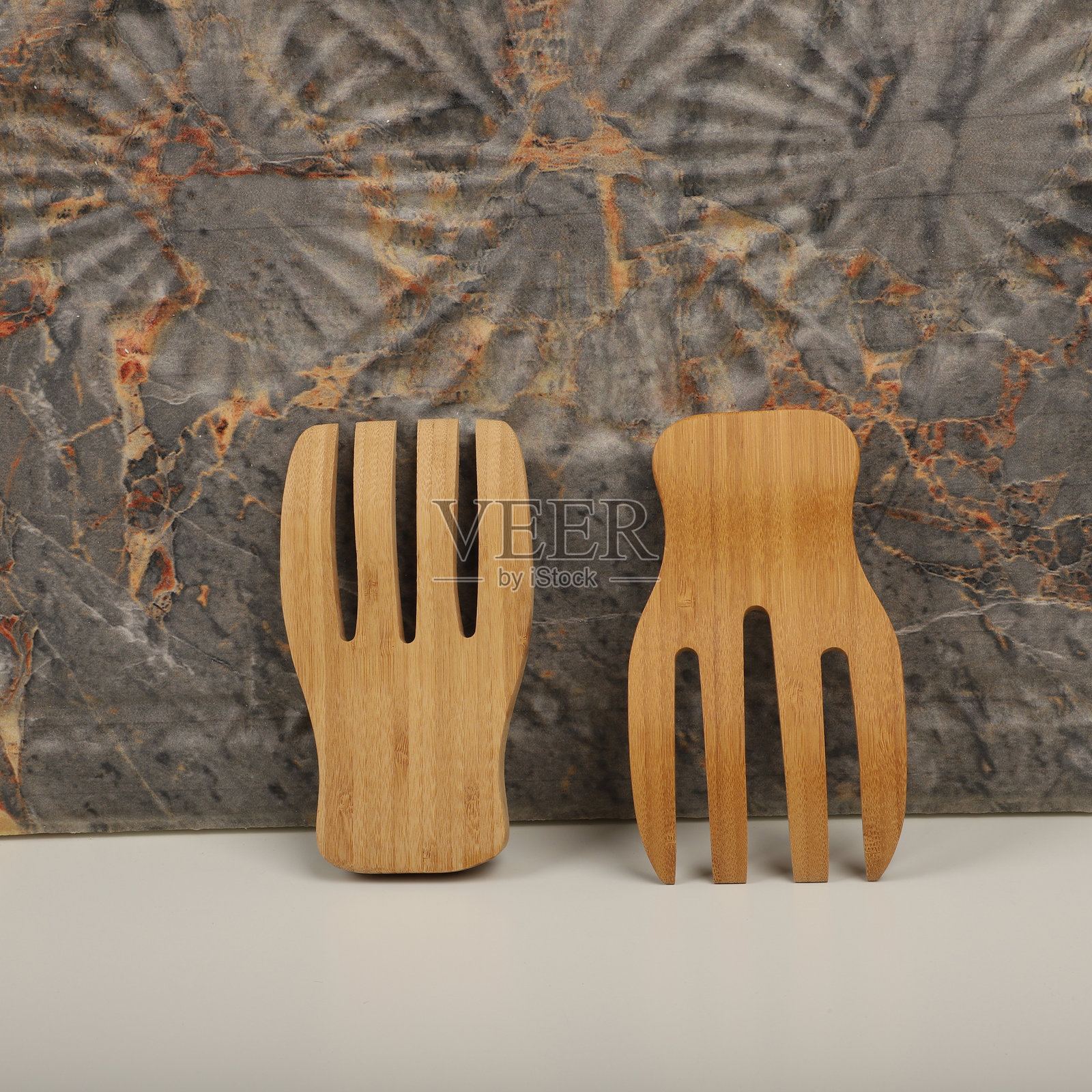 木质沙拉夹，竹制厨房用具，概念拍摄。电子商务照片。照片摄影图片