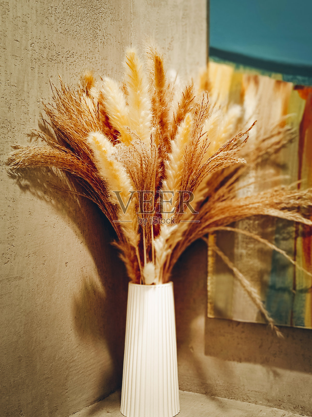 装饰用小麦棒与榕树植物。用于室内装饰的干花束。照片摄影图片