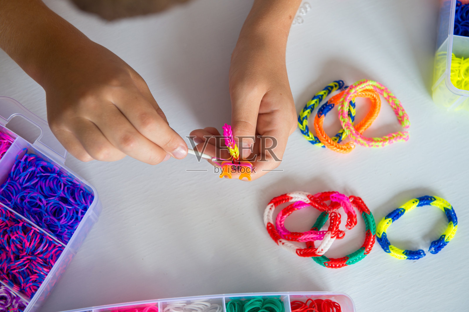 五彩缤纷的编织手环在白色背景上手工制作照片摄影图片