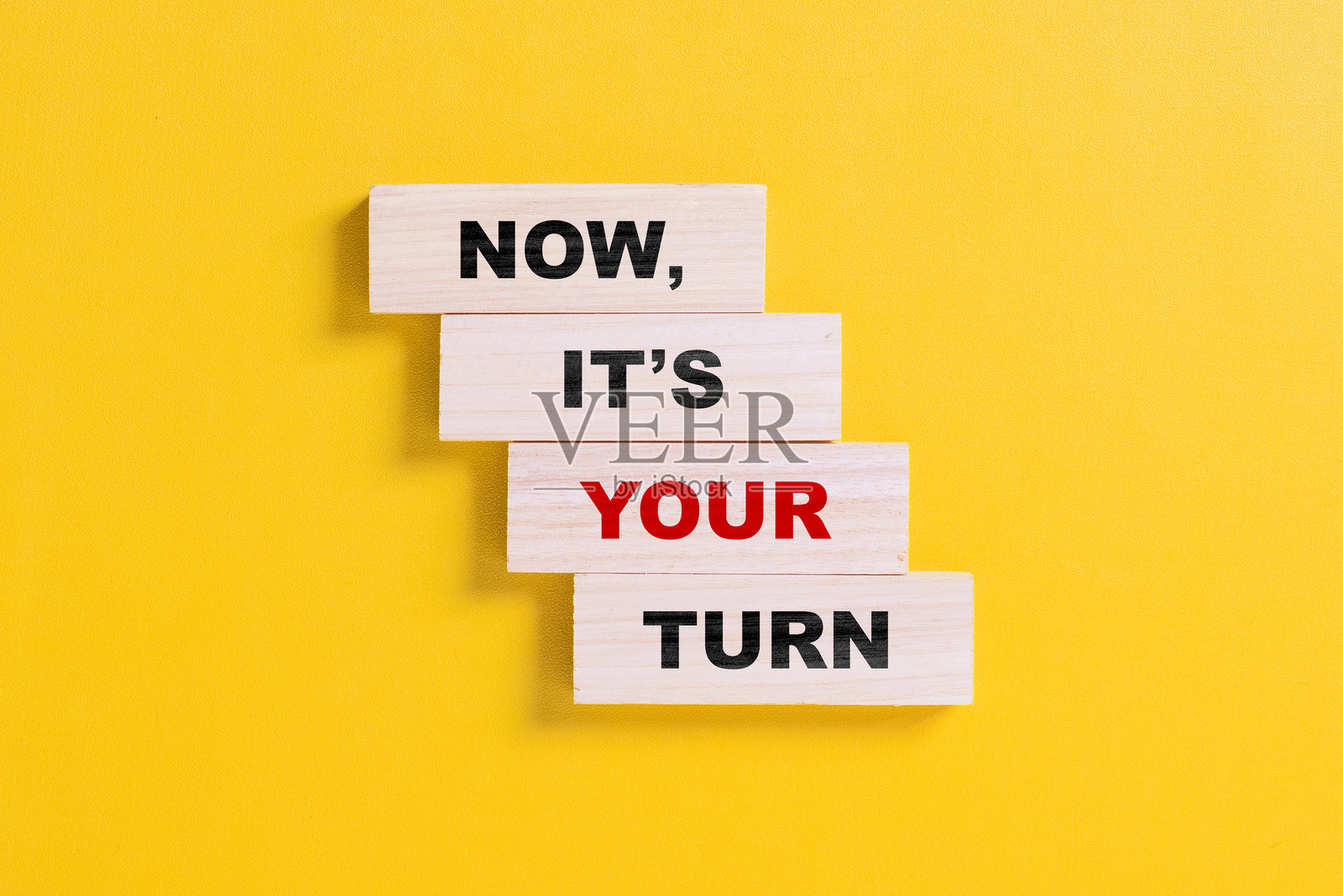 木块拼成“现在轮到你了”这句话，背景为美丽的橙色。商业概念。留白空间。照片摄影图片