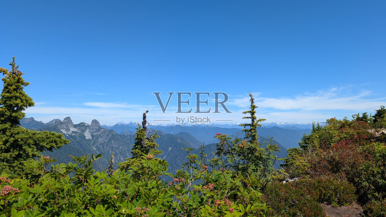 壮丽的山峰在蓝天和云朵下，拍摄于赛普拉斯省立公园的斯特拉坎山。照片摄影图片