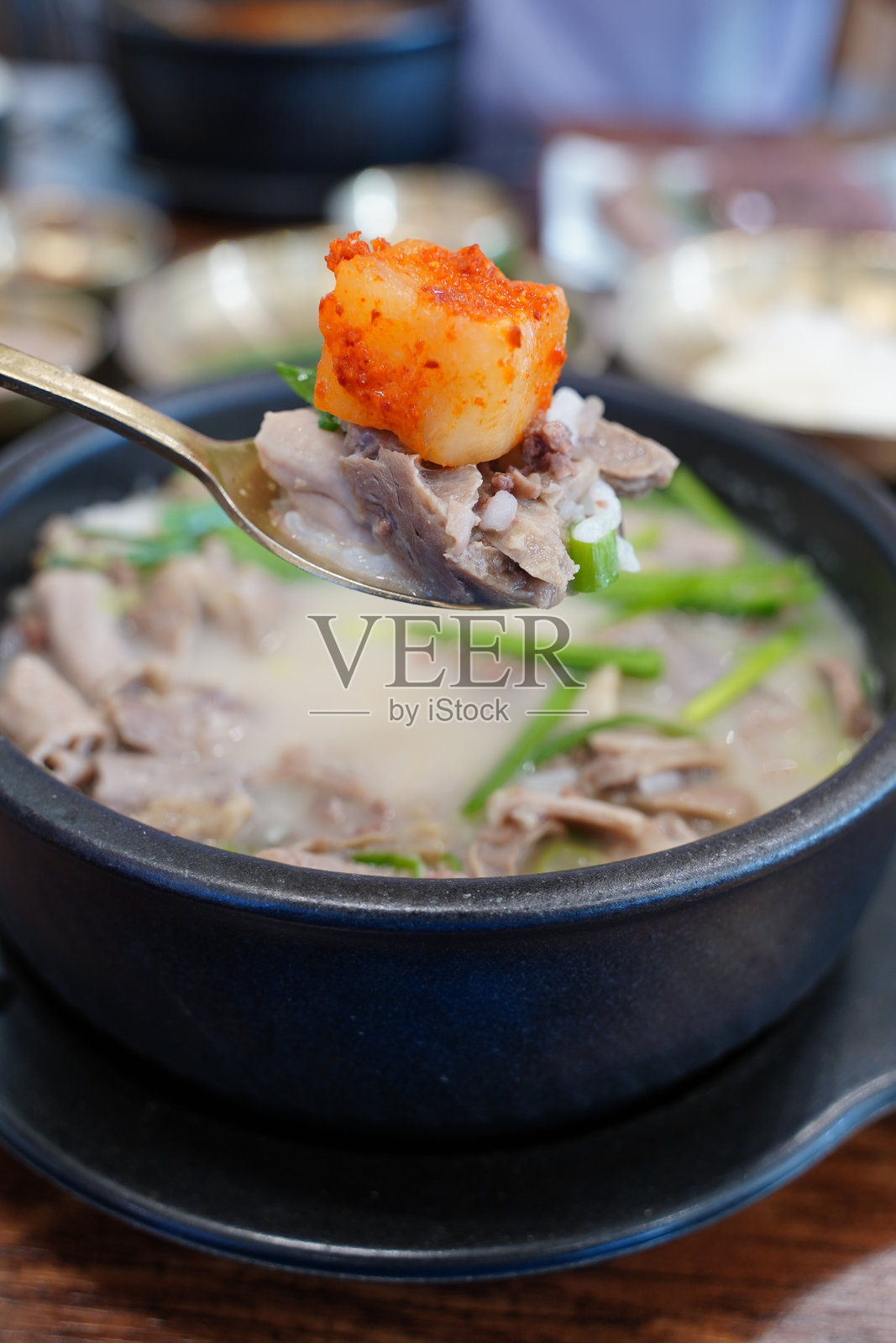 韩式血肠汤（顺带汤）在陶土锅中照片摄影图片