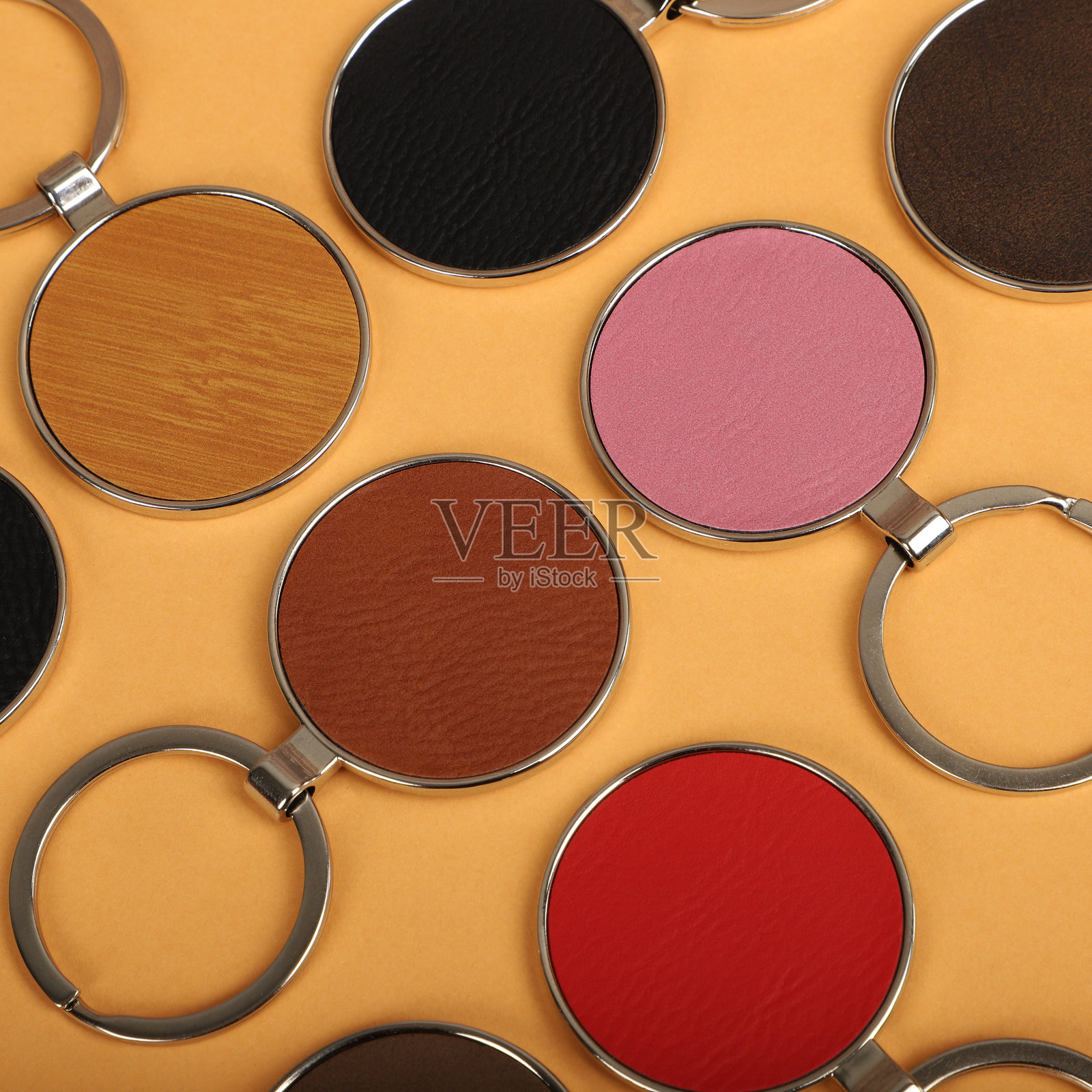 金属和皮革钥匙扣。彩色单面皮革；方形、矩形和圆形钥匙圈。概念照片。照片摄影图片