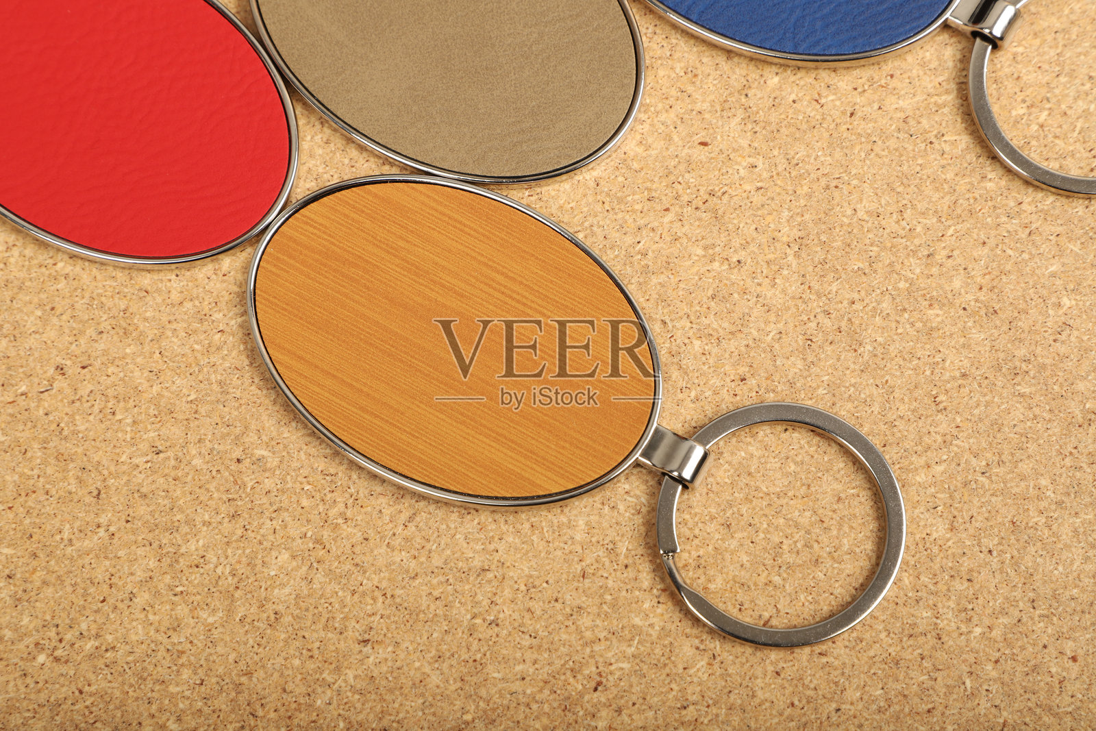 金属和皮革钥匙扣。彩色单面皮革；方形、矩形和圆形钥匙圈。概念拍摄。照片摄影图片