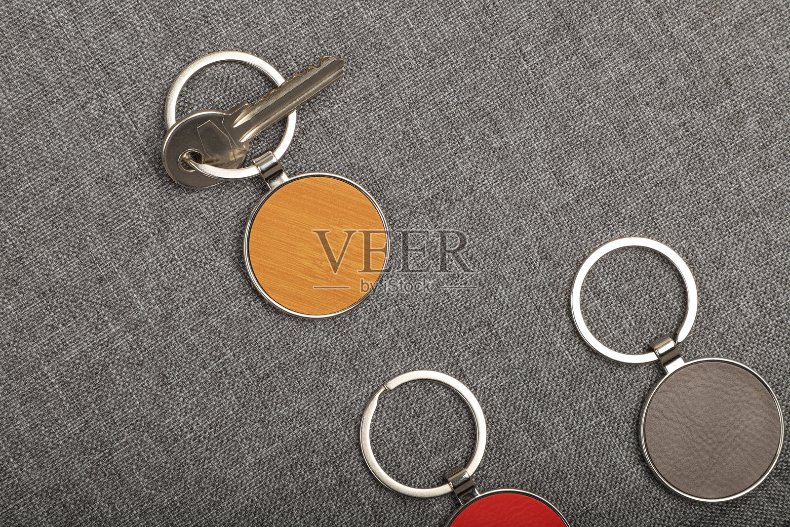 金属和皮革钥匙扣。彩色单面皮革；方形、矩形和圆形钥匙圈。概念照片。照片摄影图片