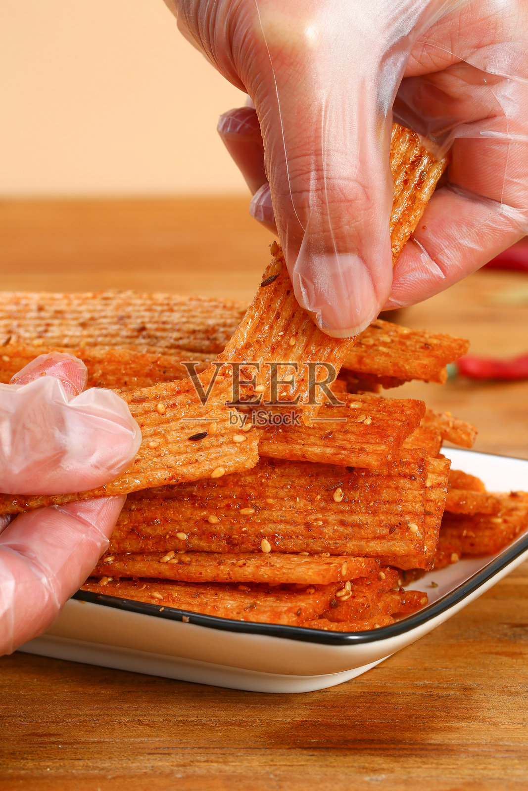 植物基辣味小吃，来自小麦面筋的中国辣条，令人上瘾的辣味中国小吃照片摄影图片