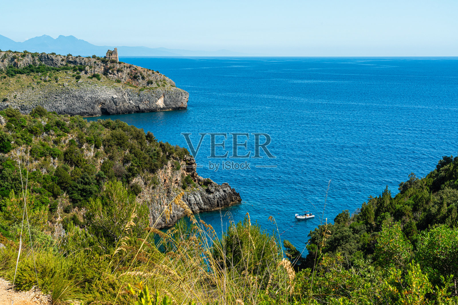 令人惊叹的地中海海景，位于意大利坎帕尼亚的马里纳·迪·卡梅罗塔，阳光明媚的夏日。照片摄影图片