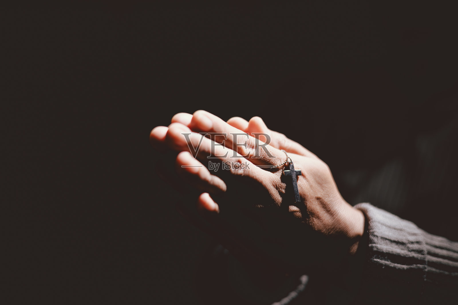 双手合十祈祷，象征着希望、信仰、冥想、灵性、信任、信念、和平、奉献、内心力量和在艰难时刻的韧性。照片摄影图片