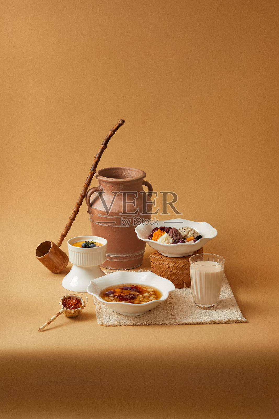 桌子上的传统粤式甜点拼盘，包含红豆、果物和汤圆制作的甜点选择照片摄影图片