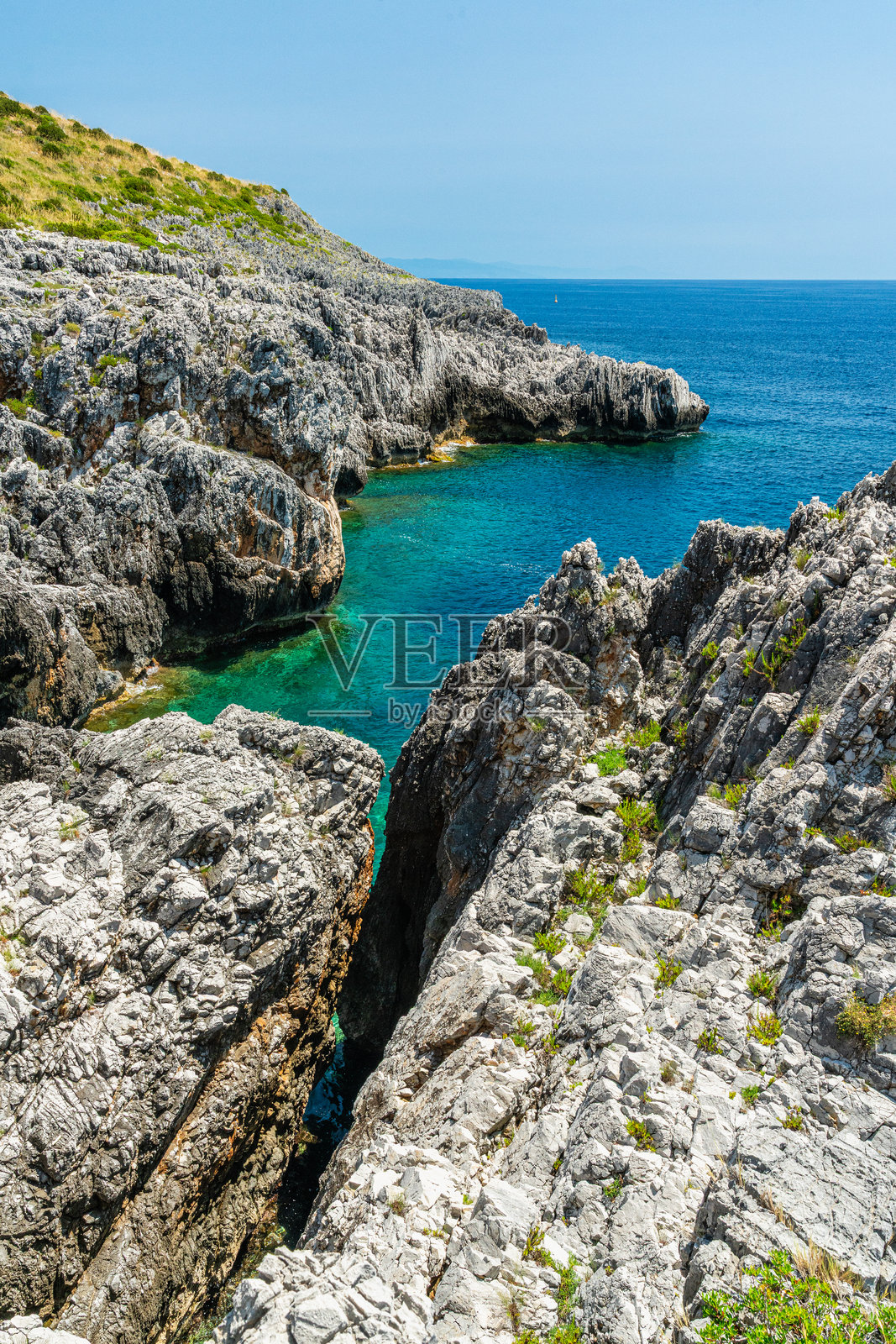 令人惊叹的地中海海景，位于意大利坎帕尼亚的马里纳·迪·卡梅罗塔，阳光明媚的夏日。照片摄影图片