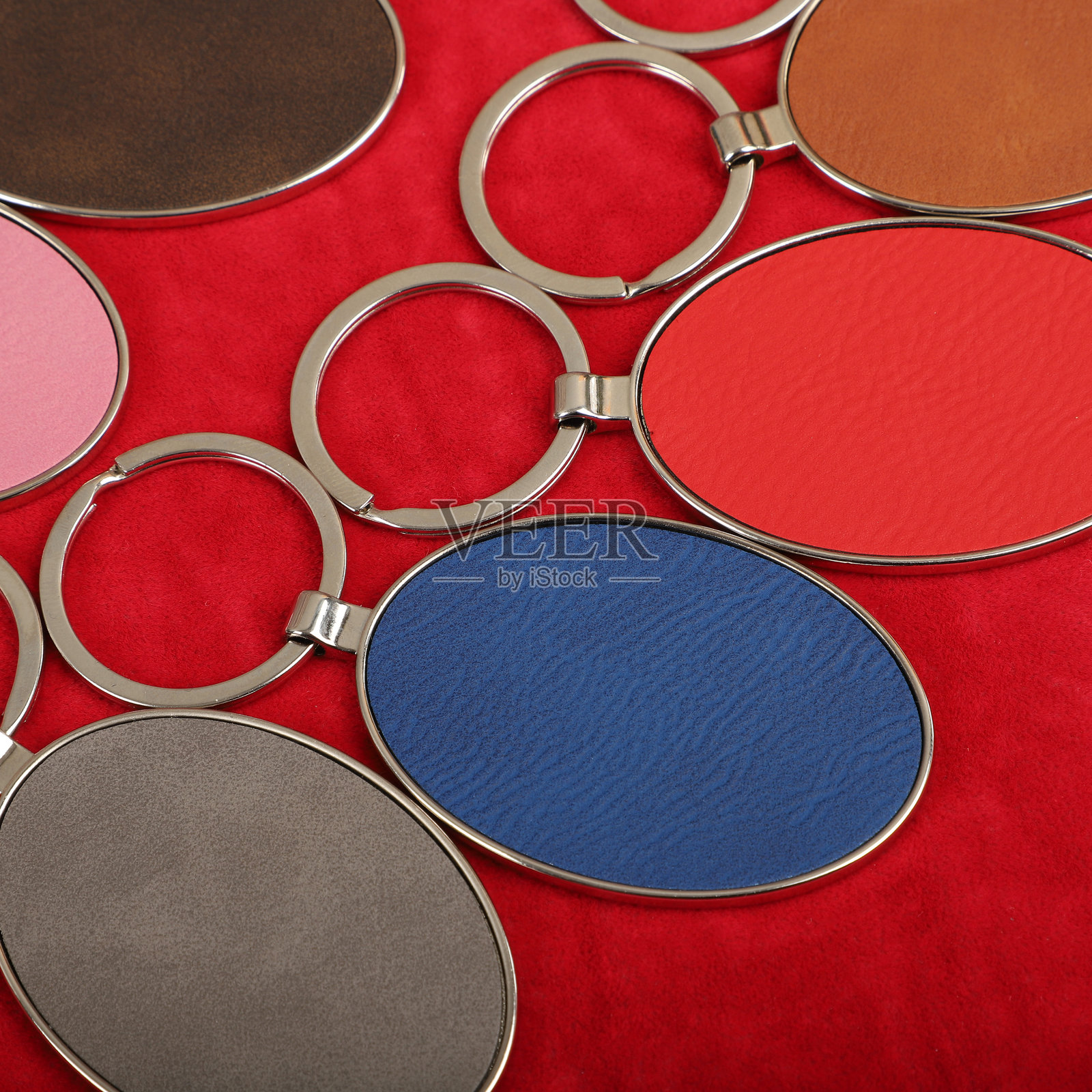 金属和皮革钥匙扣。彩色单面皮革；方形、矩形和圆形钥匙圈。概念拍摄。照片摄影图片