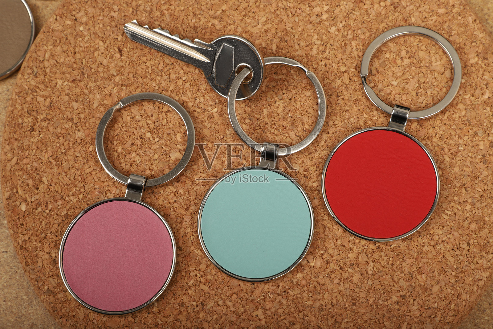 金属和皮革钥匙扣。彩色单面皮革；方形、矩形和圆形钥匙圈。概念照片。照片摄影图片