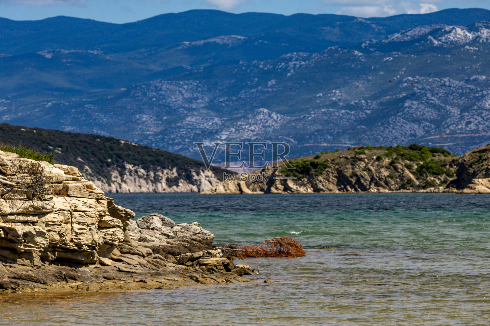 亚得里亚海的碧蓝海水，拉布岛的岩石海岸，阴云密布，天空阴沉，斯特鲁奇克海滩照片摄影图片