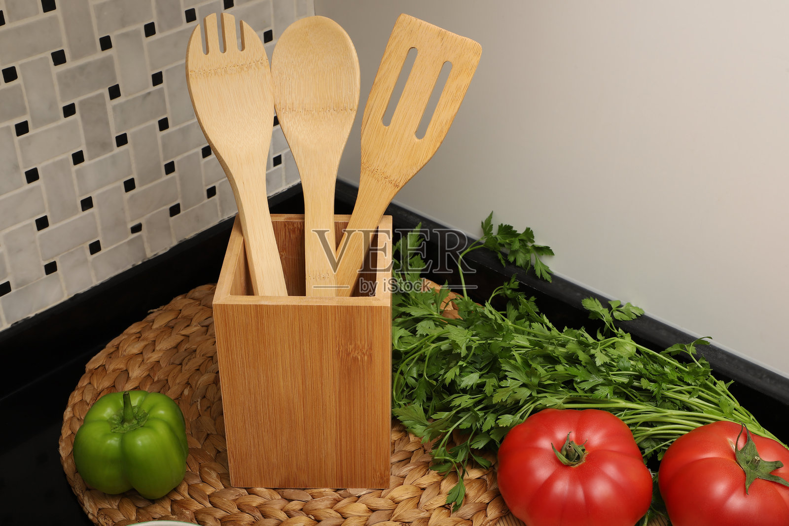 竹制餐具收纳架，竹制厨房用具，概念拍摄电商照片。照片摄影图片