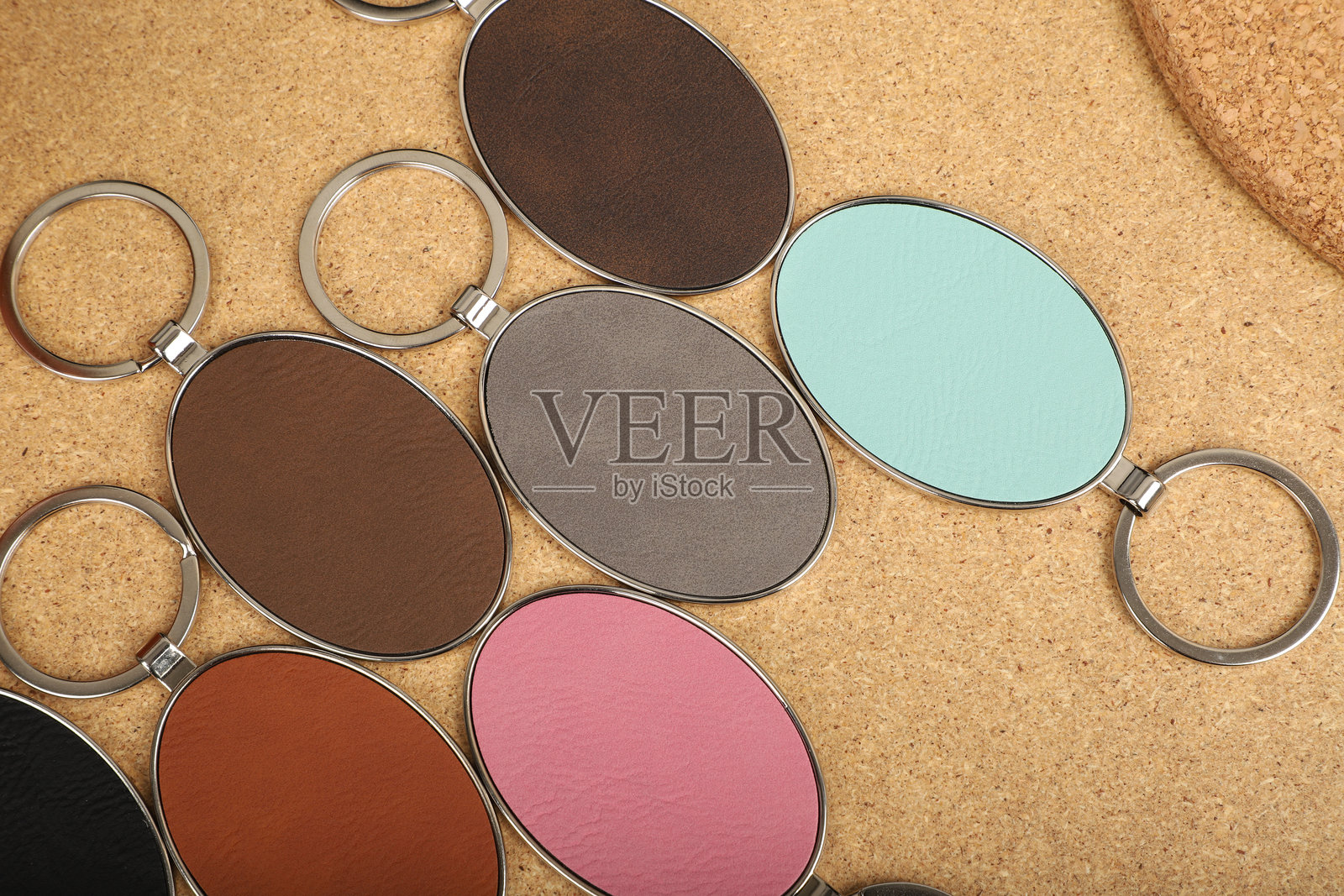 金属和皮革钥匙扣。彩色单面皮革；方形、矩形和圆形钥匙圈。概念拍摄。照片摄影图片