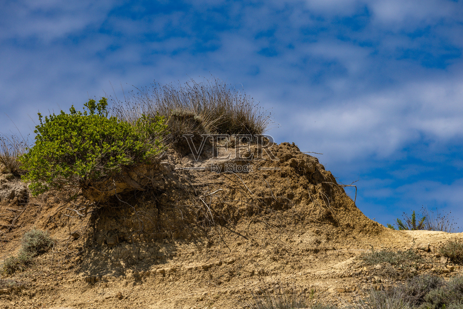 亚得里亚海的碧蓝海水，拉布岛的岩石海岸，阴云密布，威胁的天空，斯特鲁奇克海滩照片摄影图片