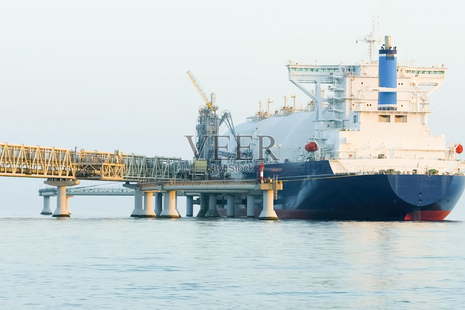 港口内装有液化天然气的油轮与加油终端。照片摄影图片