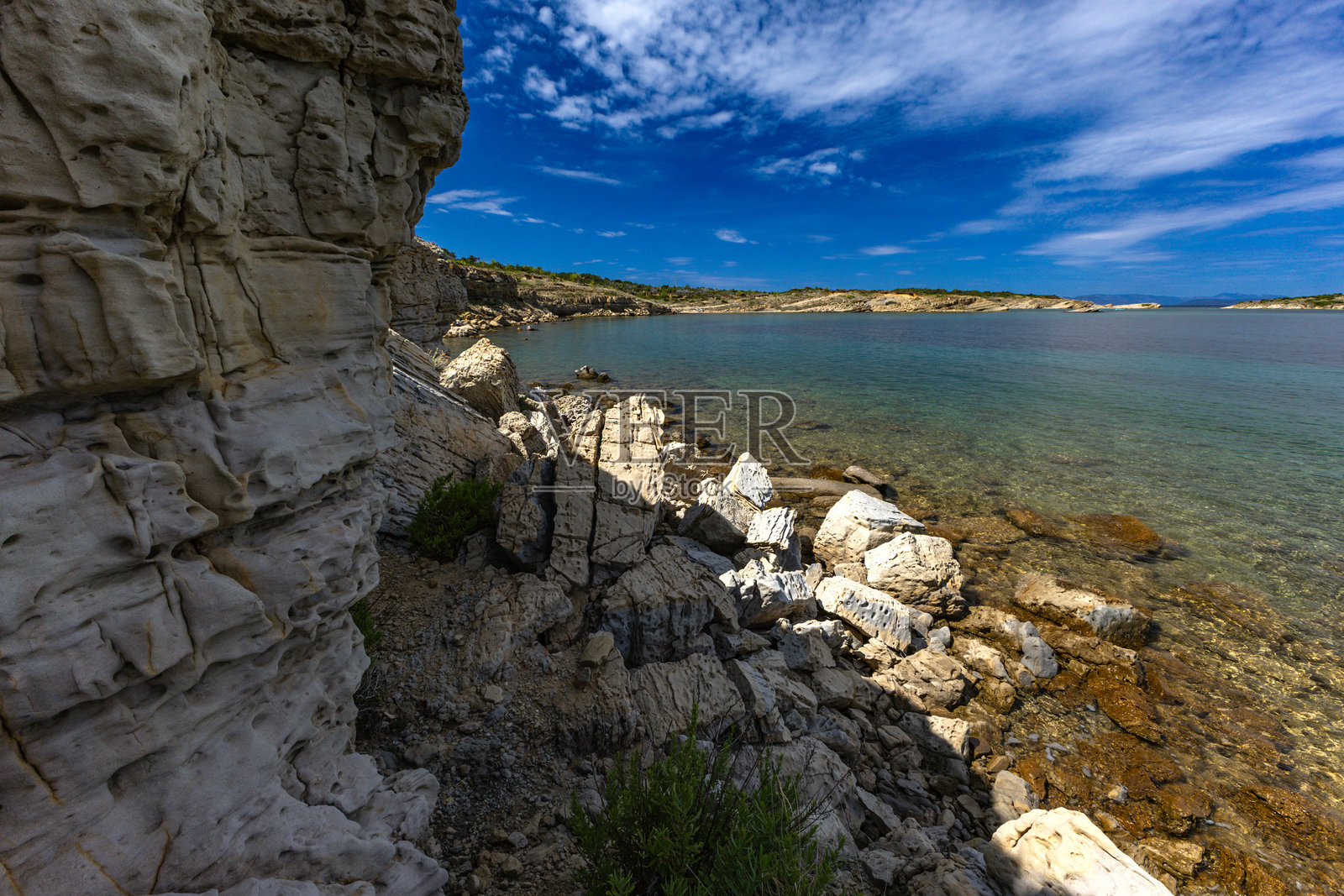 亚得里亚海的碧蓝海水，拉布岛的岩石海岸，阴云密布，威胁的天空，斯特鲁奇克海滩照片摄影图片
