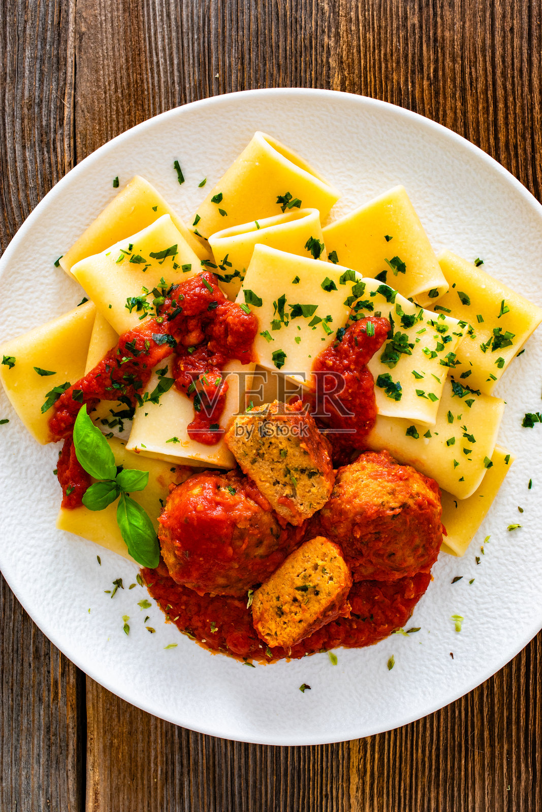 木桌上的意大利面配肉丸和博洛尼亚酱照片摄影图片